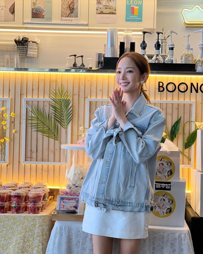 Tủ đồ thu của Park Min Young c&oacute; qu&aacute; trời item xinh xắn, chị em đừng ngần ngại sắm theo - Ảnh 5.