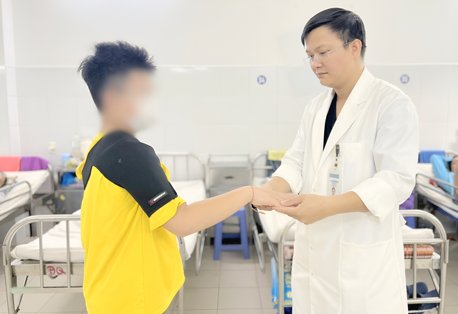 Bác sĩ Đà Nẵng - TPHCM hội chẩn trong đêm cứu bé trai 10 tuổi bị đột quỵ não hiếm gặp - Ảnh 1.