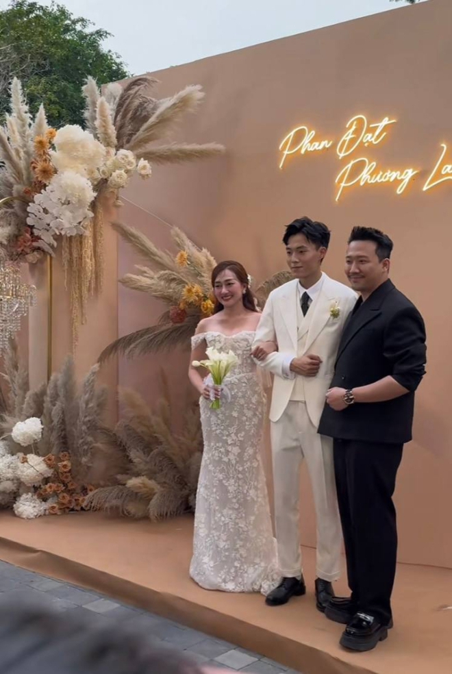 Đám cưới Phương Lan - Phan Đạt: Cô dâu cầm 2 bó hoa cưới, một trong hai mang ý nhắc nhở về sự chung thuỷ - Ảnh 5.