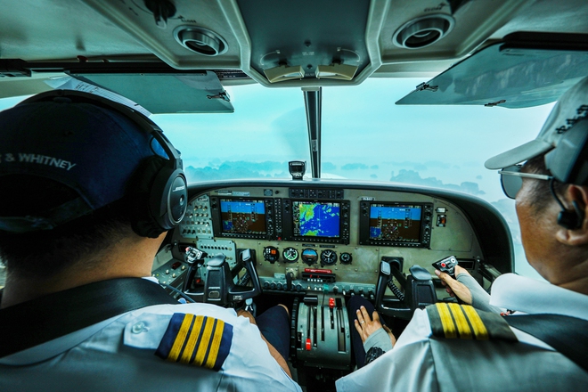Ngắm Vịnh Hạ Long bằng thủy phi cơ: 25 phút mê mẩn trước cảnh đảo lớn đảo nhỏ lấp ló, trùng điệp dãy núi đá vôi, mặt biển xanh rì sóng vỗ  - Ảnh 4.
