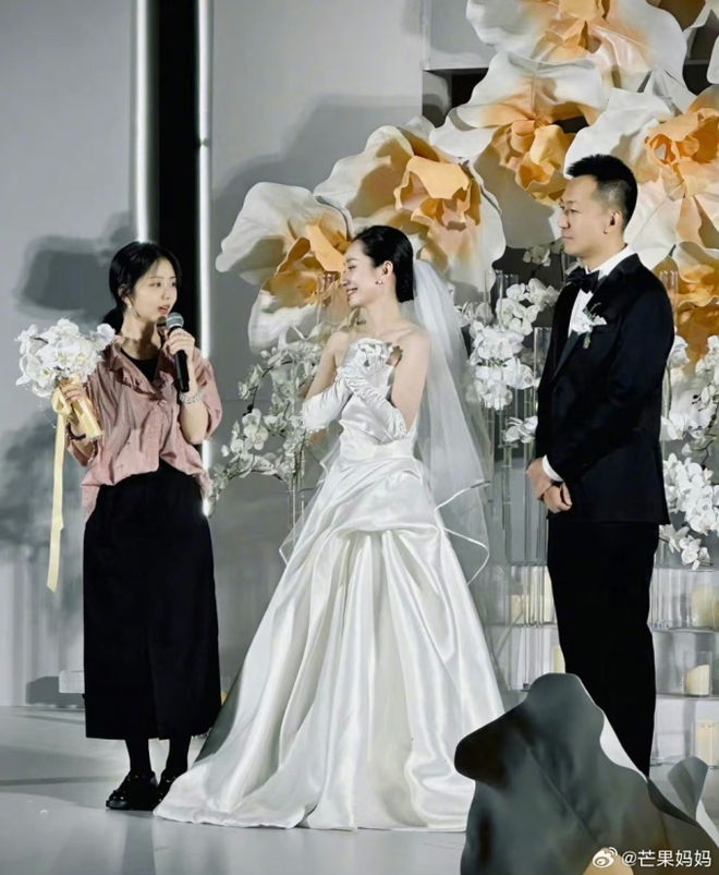 Hôn lễ của tiểu Châu Tấn: Đàm Tùng Vận gây thương nhớ với visual ngọt ngào, Huỳnh Hiểu Minh lộ diện giữa nghi vấn bỏ mặc Angelababy - Ảnh 7.