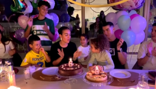 Ronaldo tổ chức sinh nhật đáng nhớ cho con gái: Tràn ngập bánh và bóng bay, vung tiền làm sàn trượt băng tại gia - Ảnh 1.