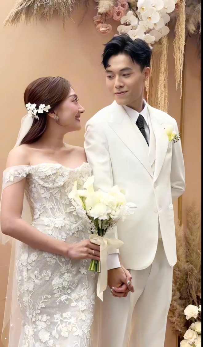 Đám cưới Phương Lan - Phan Đạt: Cô dâu cầm 2 bó hoa cưới, một trong hai mang ý nhắc nhở về sự chung thuỷ - Ảnh 1.