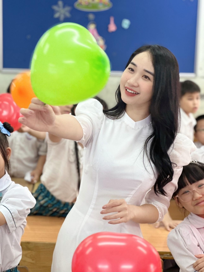 D&agrave;n WAGs Việt l&agrave;m gi&aacute;o vi&ecirc;n đọ sắc dịp 20/11: Vợ Phan Văn Đức nức tiếng một thời - Ảnh 3.