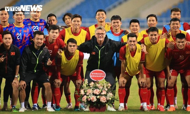 Đội tuyển Việt Nam tri ân HLV Troussier ngày nhà giáo 20/11 - Ảnh 1.