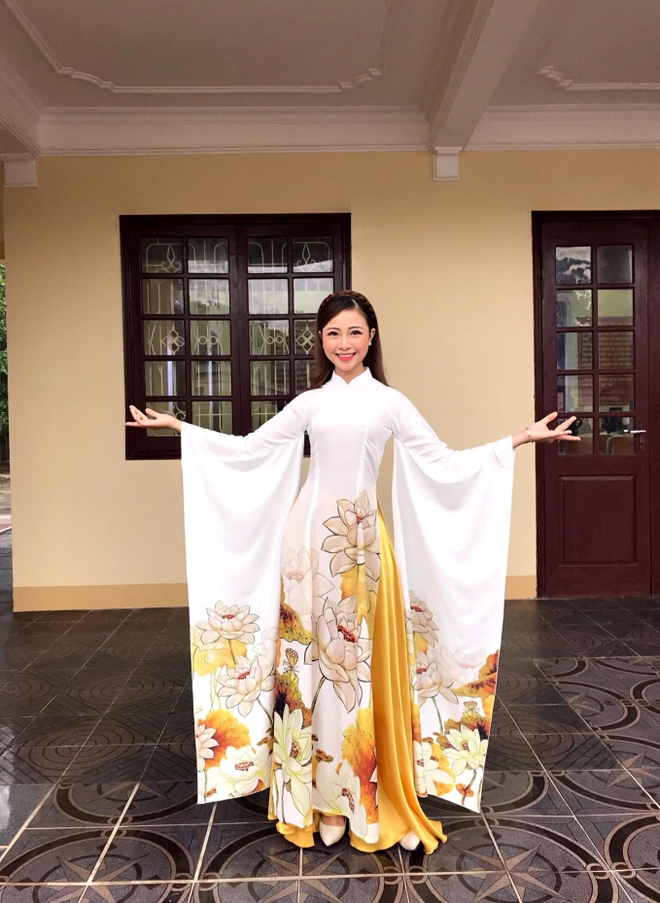 D&agrave;n WAGs Việt l&agrave;m gi&aacute;o vi&ecirc;n đọ sắc dịp 20/11: Vợ Phan Văn Đức nức tiếng một thời - Ảnh 1.