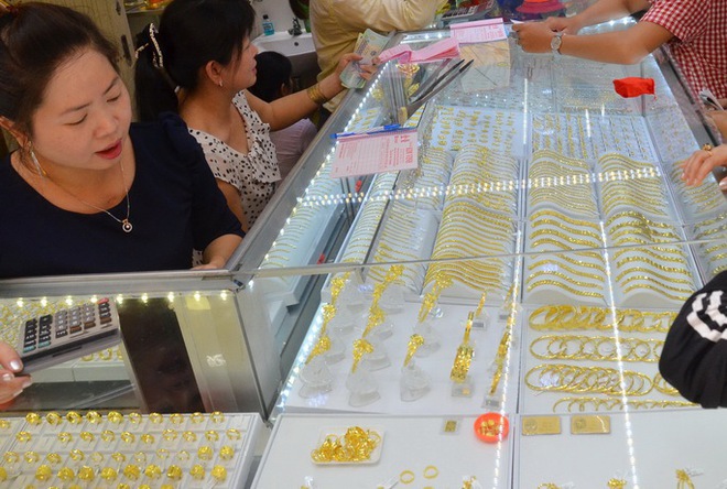Gi&aacute; v&agrave;ng SJC v&agrave; trang sức c&ugrave;ng tăng mạnh - Ảnh 1.