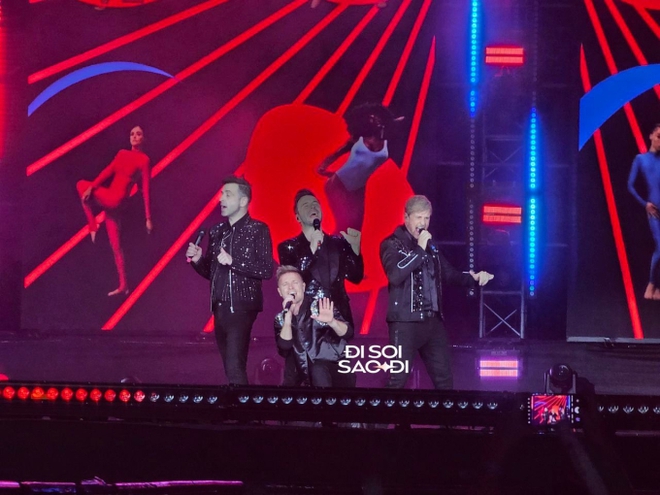 Westlife cất tiếng hát mở màn The Wild Dreams Tour, siêu hit Uptown Girl vang lên! - Ảnh 3.