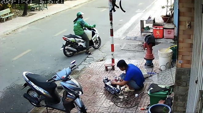 CLIP: H&igrave;nh ảnh nghi phạm chở can xăng 20 l&iacute;t v&agrave;o ph&oacute;ng hỏa ở quận 8 - Ảnh 6.