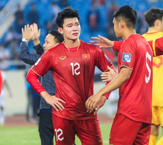 Hậu vệ tuyển Việt Nam ôm đầu, bật khóc nức nở sau trận thua đầy tiếc nuối trước Iraq - Ảnh 7.