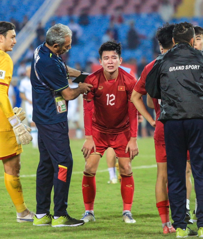 Hậu vệ tuyển Việt Nam ôm đầu, bật khóc nức nở sau trận thua đầy tiếc nuối trước Iraq - Ảnh 6.