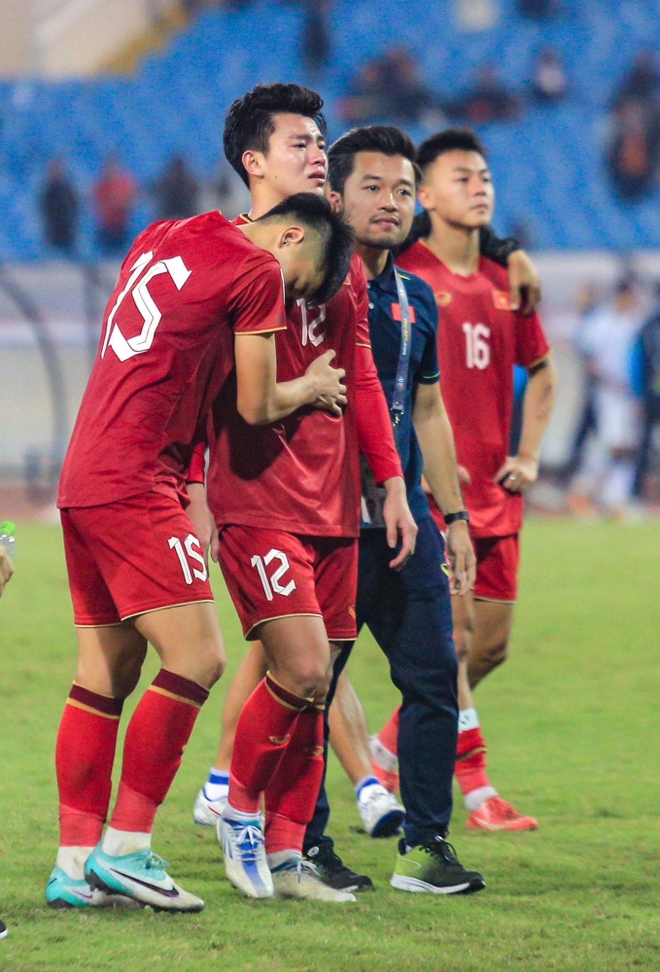 Hậu vệ tuyển Việt Nam ôm đầu, bật khóc nức nở sau trận thua đầy tiếc nuối trước Iraq - Ảnh 5.