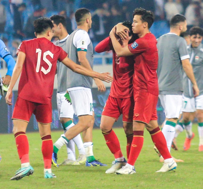 Hậu vệ tuyển Việt Nam ôm đầu, bật khóc nức nở sau trận thua đầy tiếc nuối trước Iraq - Ảnh 3.