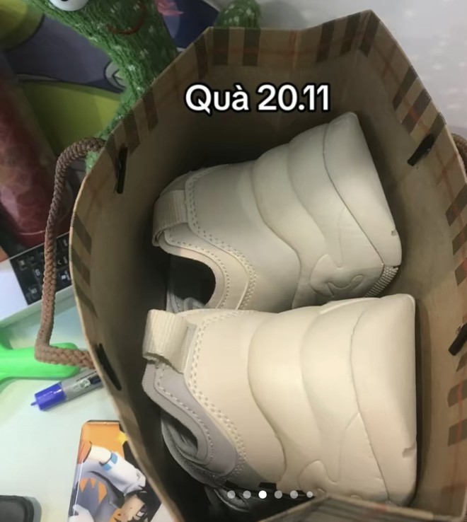 Chịu chơi như vợ Mạc Hồng Qu&acirc;n tặng cả t&uacute;i, gi&agrave;y hiệu cho gia sư của con trai, d&acirc;n mạng phản hồi thế n&agrave;o? - Ảnh 1.