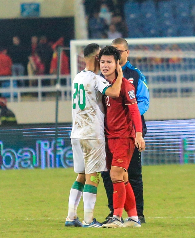 Hậu vệ tuyển Việt Nam ôm đầu, bật khóc nức nở sau trận thua đầy tiếc nuối trước Iraq - Ảnh 1.