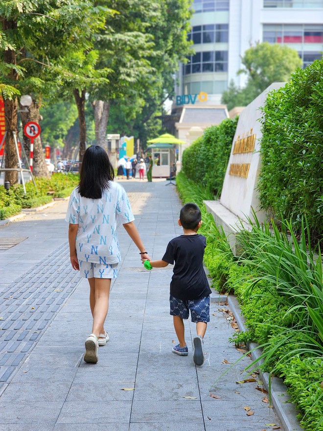 Bà mẹ 8X chia sẻ lịch trình một ngày ngẫu hứng “food tour” Hà Nội bằng xích lô và đi bộ cùng 2 con - Ảnh 6.