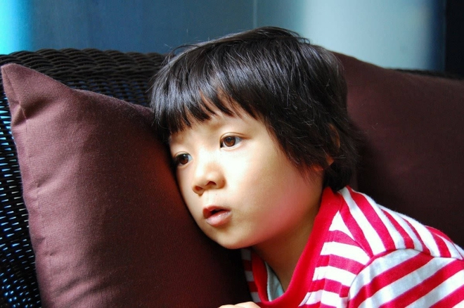 Cậu bé 4 tuổi nén khóc khi nói về bố mẹ khiến netizen xót xa: Nuôi dạy nên đứa trẻ hiểu chuyện, nhạy cảm chính là thất bại lớn nhất - Ảnh 2.
