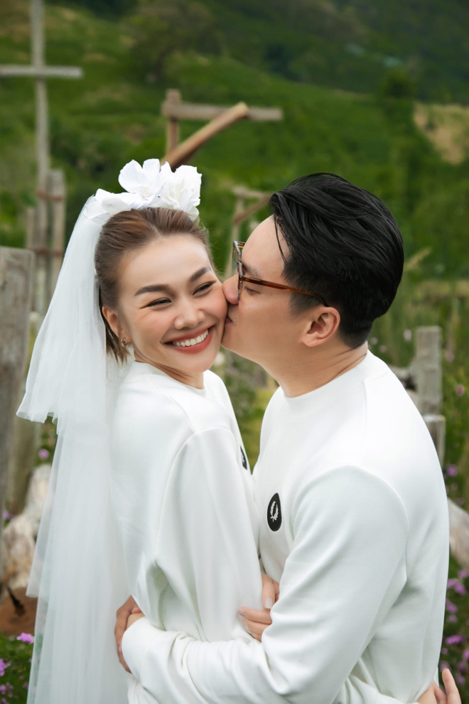 Ảnh cưới Thanh Hằng kỷ niệm 1 tháng kết hôn: Nhạc trưởng bế vợ, cô dâu mới cười tít mắt vì nụ hôn cực ngọt - Ảnh 3.
