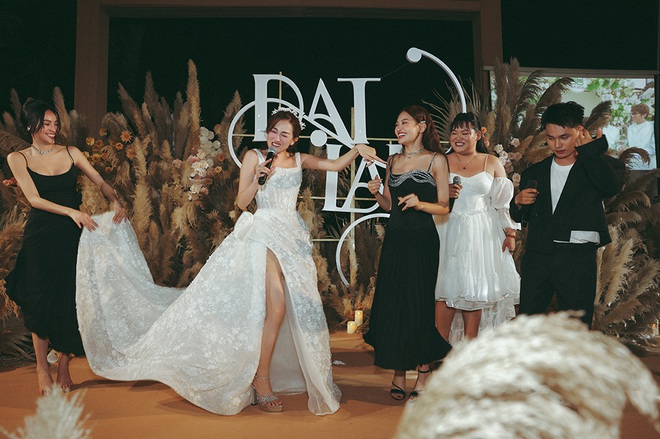 Cô dâu Phương Lan thay 4 bộ váy cưới, trong đó có 1 thiết kế xẻ cao vô cùng gợi cảm - Ảnh 5.