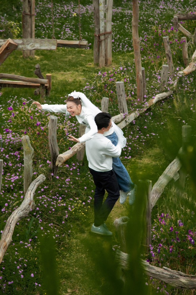Ảnh cưới Thanh Hằng kỷ niệm 1 tháng kết hôn: Nhạc trưởng bế vợ, cô dâu mới cười tít mắt vì nụ hôn cực ngọt - Ảnh 2.