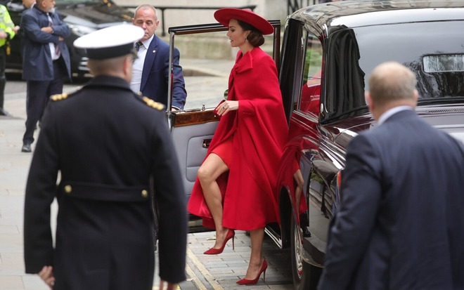 Ít người nhận ra chi tiết tinh tế trên trang phục dự quốc yến của Vương hậu Camilla và Vương phi Kate - Ảnh 5.