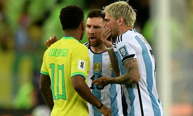 Bị cầu thủ đáng tuổi cháu chê hèn nhát, Messi tức giận dùng tay nắm cổ đối phương và đáp trả cực gắt - Ảnh 2.