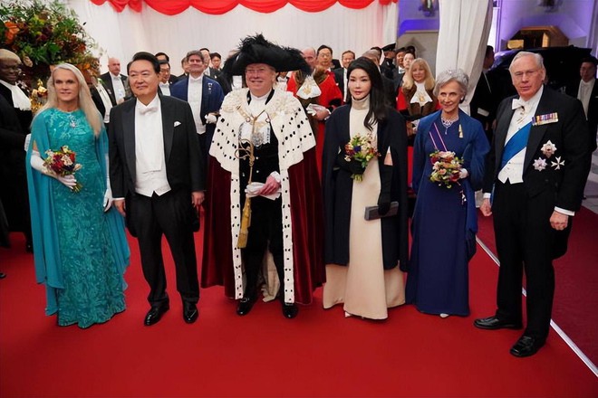 Đệ nhất Phu nhân Hàn Quốc diện trang phục lộng lẫy trong tiệc tối với Thị trưởng London, gây bão với thần thái cuốn hút - Ảnh 2.