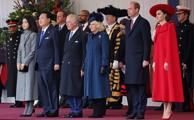 Ít người nhận ra chi tiết tinh tế trên trang phục dự quốc yến của Vương hậu Camilla và Vương phi Kate - Ảnh 1.