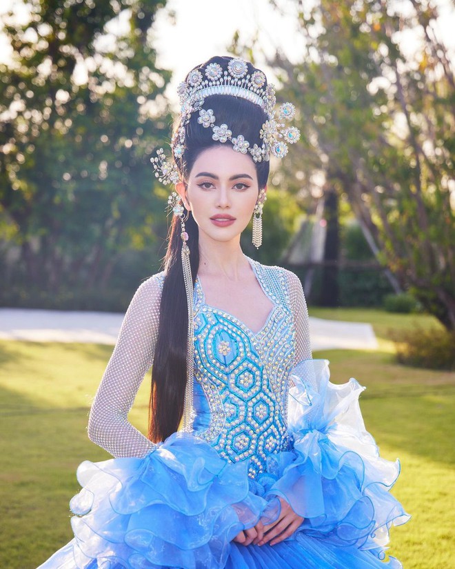 Mai Davika đẹp tựa nữ thần trong tiệc sinh nhật mẹ ruột ở biệt thự 138 tỷ, bạn trai hơn 9 tuổi giản dị đến chúc mừng - Ảnh 4. Mai Davika đẹp tựa nữ thần trong tiệc sinh nhật mẹ ruột ở biệt thự 138 tỷ, bạn trai hơn 9 tuổi giản dị đến chúc mừng - Ảnh 4.