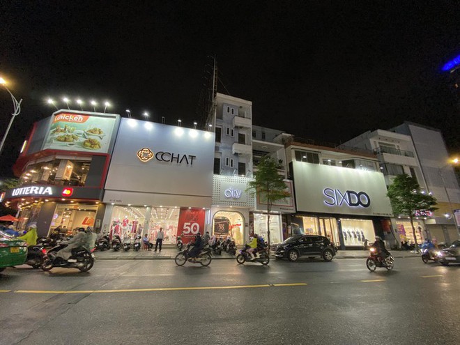 Black Friday ở Đà Nẵng ảm đạm, nhiều cửa hàng giảm sập giá vẫn vắng người mua - Ảnh 1.