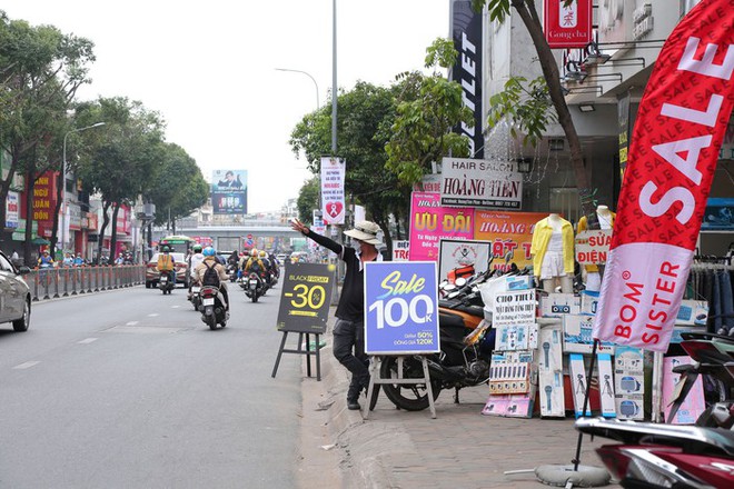 Toàn cảnh BLACK FRIDAY tại Hà Nội - Đà Nẵng - TPHCM: Nơi xếp hàng vài giờ chờ thanh toán, nơi ảm đạm vắng hoe - Ảnh 18.