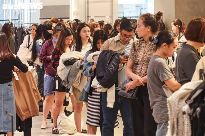Vạ vật, xếp h&agrave;ng cả tiếng đồng hồ mua đồ hiệu giảm gi&aacute; Black Friday ở H&agrave; Nội - Ảnh 5.