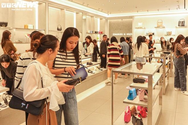 Vạ vật, xếp h&agrave;ng cả tiếng đồng hồ mua đồ hiệu giảm gi&aacute; Black Friday ở H&agrave; Nội - Ảnh 15.