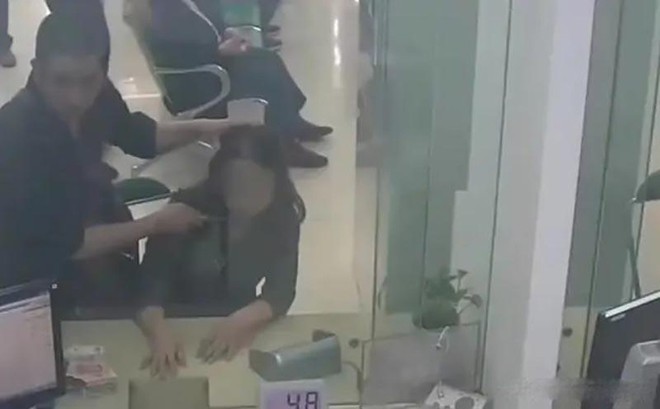Nữ lao c&ocirc;ng cầm chổi hạ gục t&ecirc;n cướp ng&acirc;n h&agrave;ng c&oacute; vũ kh&iacute;, bật m&iacute; kh&ocirc;ng sợ nhờ &ldquo;ở nh&agrave; hay xem TV&rdquo; - Ảnh 1.
