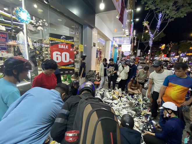 Black Friday ở Đà Nẵng ảm đạm, nhiều cửa hàng giảm sập giá vẫn vắng người mua - Ảnh 6.