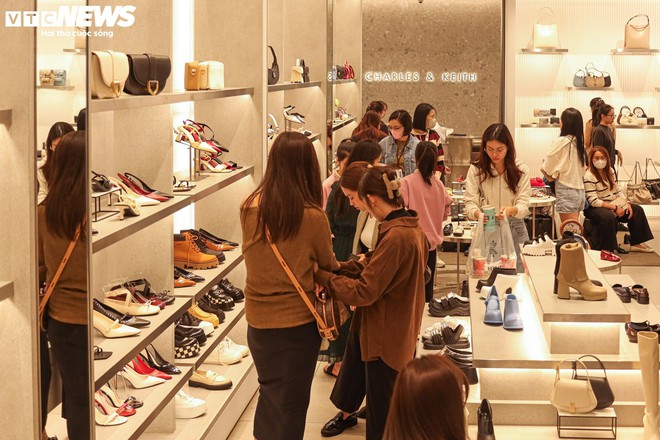 Vạ vật, xếp h&agrave;ng cả tiếng đồng hồ mua đồ hiệu giảm gi&aacute; Black Friday ở H&agrave; Nội - Ảnh 14.