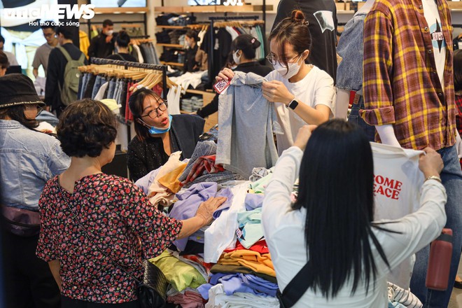 Vạ vật, xếp h&agrave;ng cả tiếng đồng hồ mua đồ hiệu giảm gi&aacute; Black Friday ở H&agrave; Nội - Ảnh 12.
