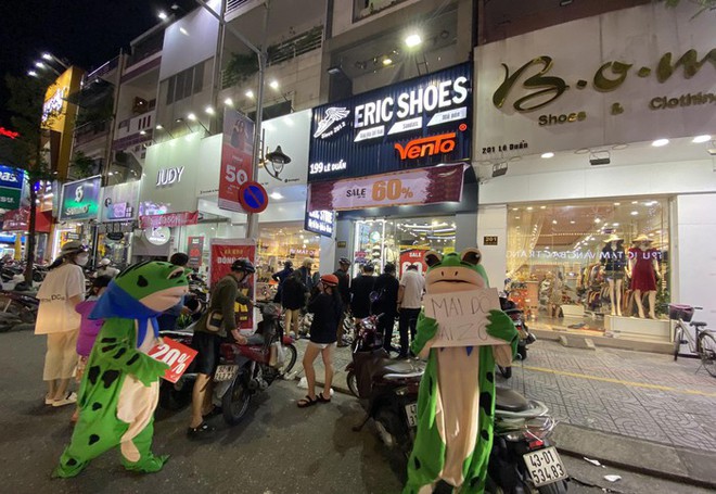 Black Friday ở Đà Nẵng ảm đạm, nhiều cửa hàng giảm sập giá vẫn vắng người mua - Ảnh 3.