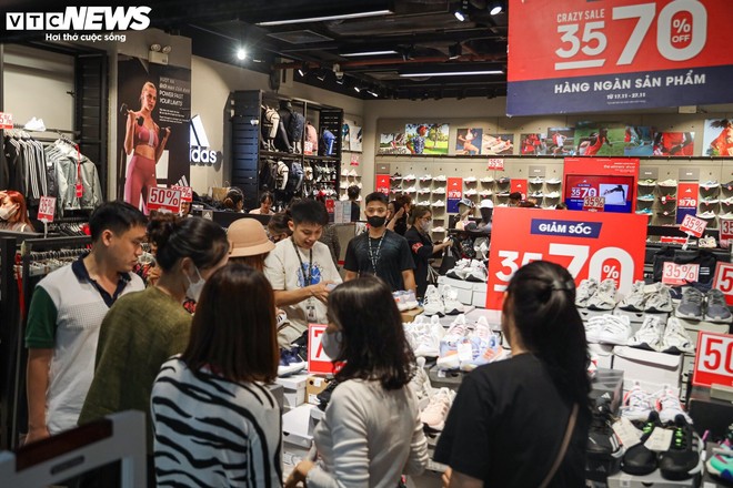Vạ vật, xếp hàng cả tiếng đồng hồ mua đồ hiệu giảm giá Black Friday ở Hà Nội - Ảnh 9.