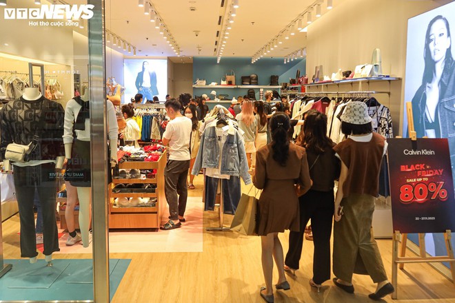 Vạ vật, xếp h&agrave;ng cả tiếng đồng hồ mua đồ hiệu giảm gi&aacute; Black Friday ở H&agrave; Nội - Ảnh 8.
