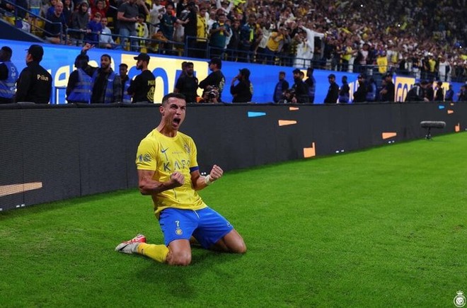 Lập siêu phẩm từ khoảng cách hơn 30m, Ronaldo đi vào lịch sử - Ảnh 1.