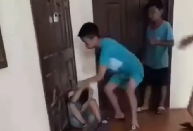Vụ nam sinh lớp 7 bị nh&oacute;m bạn học đ&aacute;nh hội đồng: Cần phải xem x&eacute;t tr&aacute;ch nhiệm của người lớn - Ảnh 1.