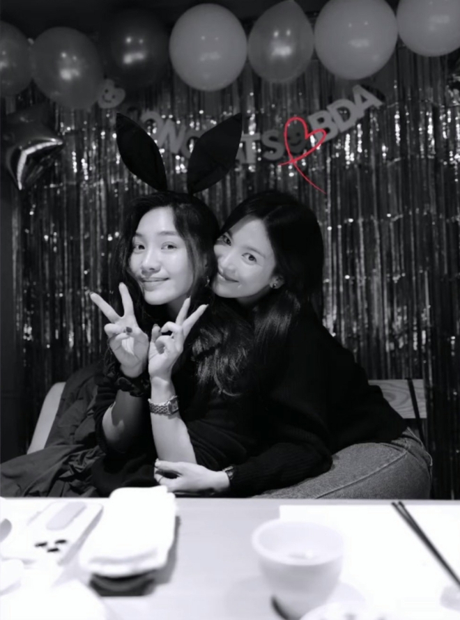 Song Hye Kyo gây bão với màn “flex” dàn khách mời và quà tặng trong tiệc sinh nhật: Bạn thân Jennie cùng nàng dâu tập đoàn nghìn tỷ góp mặt - Ảnh 7.