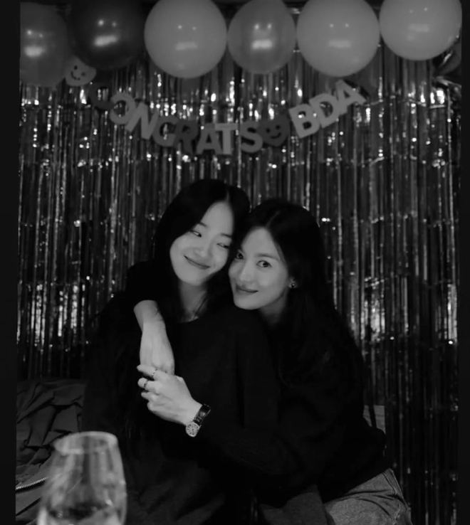Song Hye Kyo gây bão với màn “flex” dàn khách mời và quà tặng trong tiệc sinh nhật: Bạn thân Jennie cùng nàng dâu tập đoàn nghìn tỷ góp mặt - Ảnh 6.