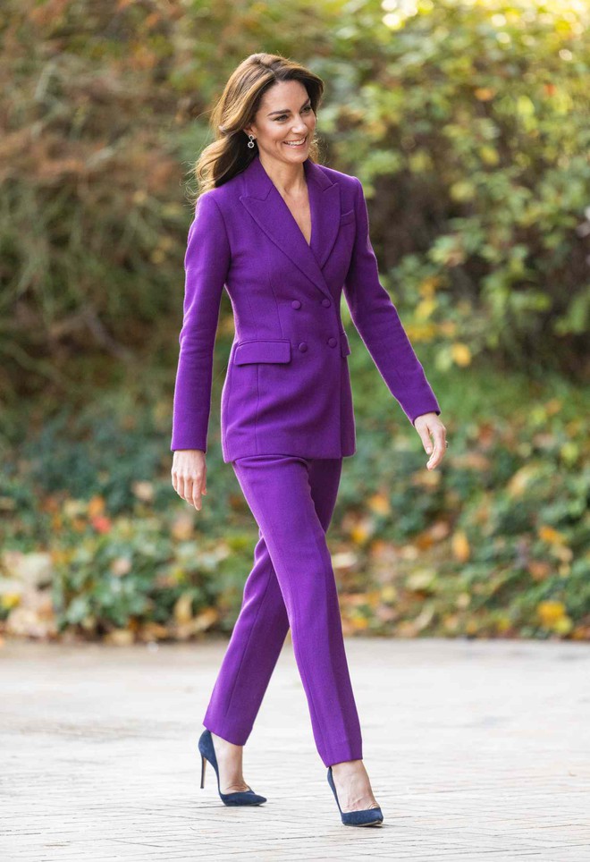 Vương phi Kate Middleton chính là sách mẫu diện trang phục màu sắc sang trọng, tinh tế - Ảnh 4.