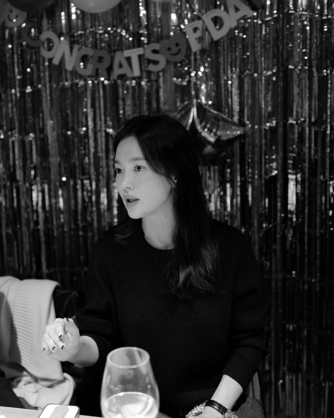 Song Hye Kyo gây bão với màn “flex” dàn khách mời và quà tặng trong tiệc sinh nhật: Bạn thân Jennie cùng nàng dâu tập đoàn nghìn tỷ góp mặt - Ảnh 3.