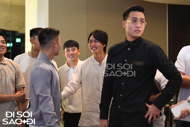 HLV Park Hang-seo c&ugrave;ng d&agrave;n tuyển thủ đến dự đ&aacute;m cưới Văn Hậu, một c&aacute;i t&ecirc;n g&acirc;y ch&uacute; &yacute; với ngoại h&igrave;nh chuẩn nam thần - Ảnh 8.