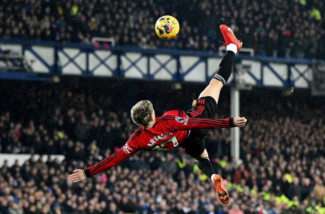 Sao trẻ t&aacute;i hiện si&ecirc;u phẩm Rooney, Man Utd thắng đậm Everton - Ảnh 1.
