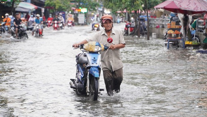 Mực nước lên nhanh, điểm danh hàng loạt tuyến đường ở TPHCM có nguy cơ bị ngập - Ảnh 1.