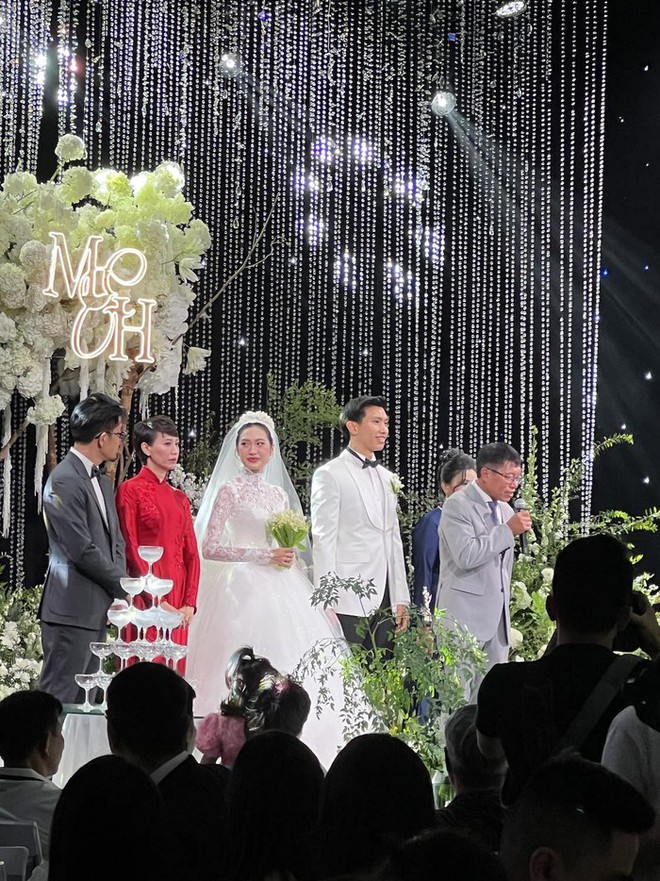 Đo&agrave;n Văn Hậu trao nụ h&ocirc;n ngọt ng&agrave;o cho Do&atilde;n Hải My, c&ocirc; d&acirc;u rưng rưng nước mắt khi bố chồng ph&aacute;t biểu - Ảnh 4.